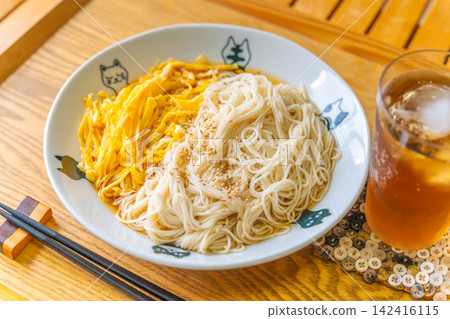 一道經典的夏季美食:清爽的素麵,上面蓋著蛋絲煎蛋捲。 一道經典的夏季美食:清爽的素麵,上面蓋著蛋絲煎蛋捲。 142416115