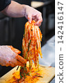 Make kimchi 142416147