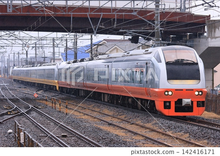 E653系列列車，編隊很長，作為特快列車「Fresh Hitachi」號，沿著常磐線飛馳（攝於2011年2月11日）。 142416171