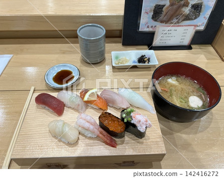 享用日式午餐,包括新鮮的握壽司和味噌湯。 享用日式午餐,包括新鮮的握壽司和味噌湯。 142416272
