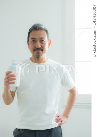 喝蛋白質的老人 喝蛋白質的老人 142416307