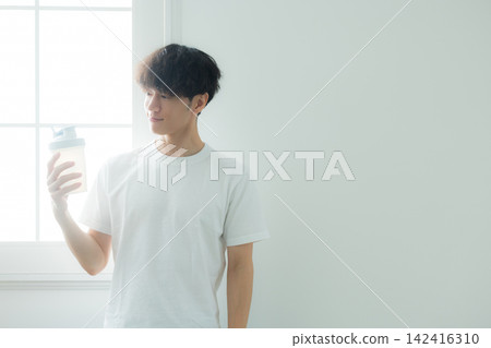 喝蛋白質的年輕人 142416310