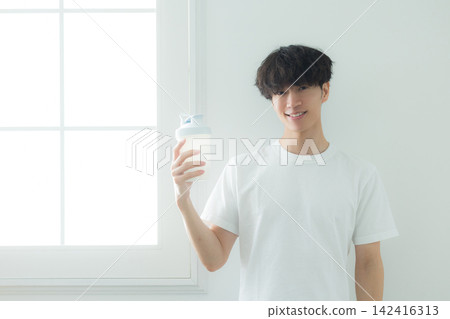 喝蛋白質的年輕人 喝蛋白質的年輕人 142416313