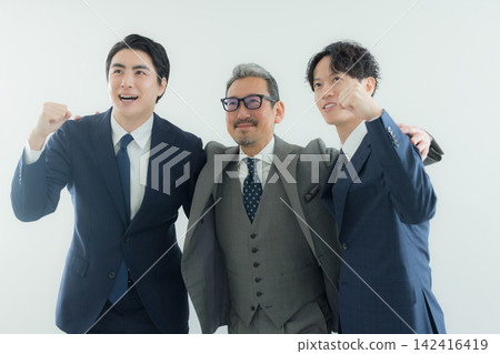 三個商人 三個商人 142416419