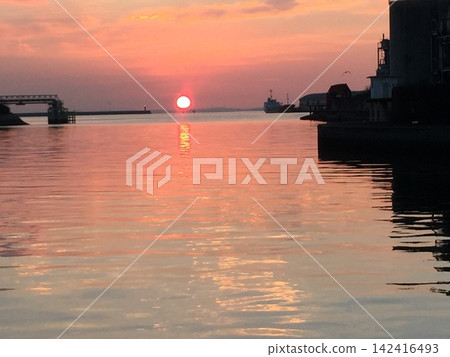 寧靜的日出從海面升起。 寧靜的日出從海面升起。 142416493
