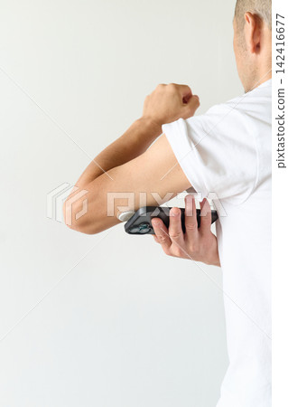 一名男子用智慧型手機掃描血糖儀。 一名男子用智慧型手機掃描血糖儀。 142416677