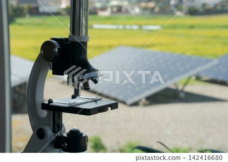 室外安裝了顯微鏡和太陽能板 室外安裝了顯微鏡和太陽能板 142416680