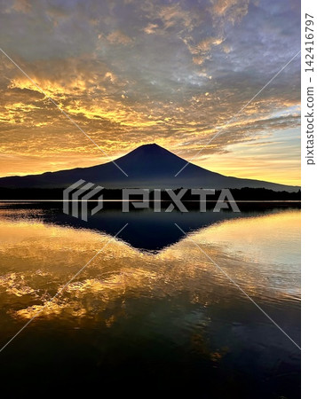 從狸湖看到的日出和富士山 從狸湖看到的日出和富士山 142416797