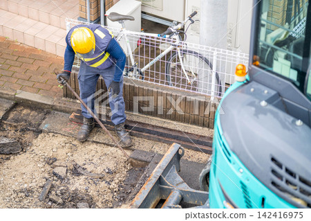 臨時路面拆除、臨時瀝青鋪設、道路挖掘、工人、撬棍、金屬槓桿 臨時路面拆除、臨時瀝青鋪設、道路挖掘、工人、撬棍、金屬槓桿 142416975
