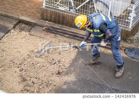 瀝青鋪路前的路基準備:碎石、平整、鋪面、壓實、耙平、攤舖耙。 瀝青鋪路前的路基準備:碎石、平整、鋪面、壓實、耙平、攤舖耙。 142416976