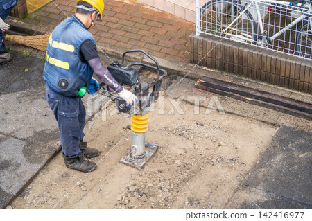 瀝青鋪路前的路基準備:夯實機、碎石、整平、鋪面、壓實、竹掃帚。 瀝青鋪路前的路基準備:夯實機、碎石、整平、鋪面、壓實、竹掃帚。 142416977