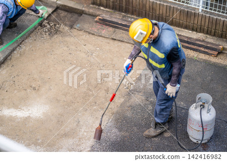 Paving burner; before asphalt pavement pouring; pavement repair; joints; road construction. Paving burner; before asphalt pavement pouring; pavement repair; joints; road construction. 142416982