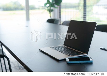 辦公室桌上的電腦 辦公室桌上的電腦 142417101