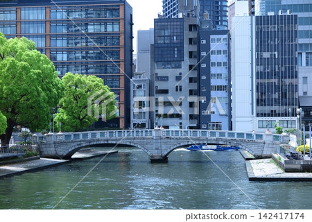 「巴拉佐諾橋」橫跨大阪市北區中之島公園玫瑰園之間的水道。 「巴拉佐諾橋」橫跨大阪市北區中之島公園玫瑰園之間的水道。 142417174