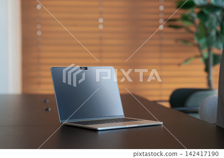 一台筆記型電腦放在咖啡桌上。 142417190