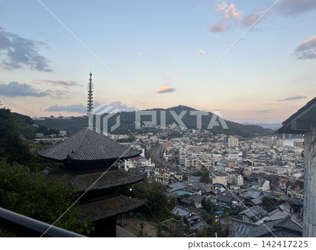 從千光寺眺望黃昏時的城鎮景色 從千光寺眺望黃昏時的城鎮景色 142417225