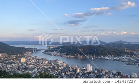 尾道,黃昏時的城鎮景色 尾道,黃昏時的城鎮景色 142417227