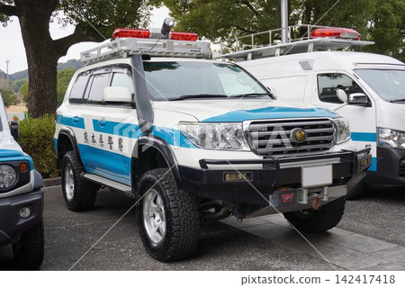 配備越野能力(涉水喉和絞盤)的警用災害緊急車輛 配備越野能力(涉水喉和絞盤)的警用災害緊急車輛 142417418