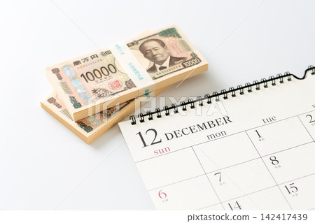 一份十二月行事曆和一疊現金 142417439
