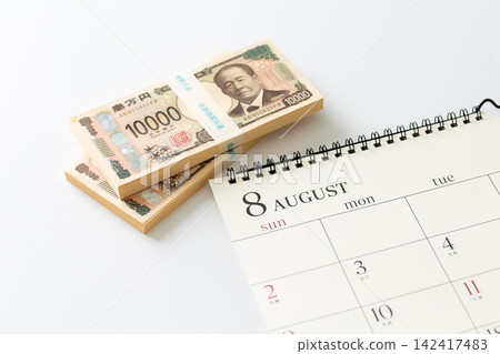 八月曆和成堆的現金 八月曆和成堆的現金 142417483