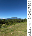 A clear blue sky with not a single cloud and a majestic view of Mount Ontake in the distance (Nagano Prefecture) 142417494