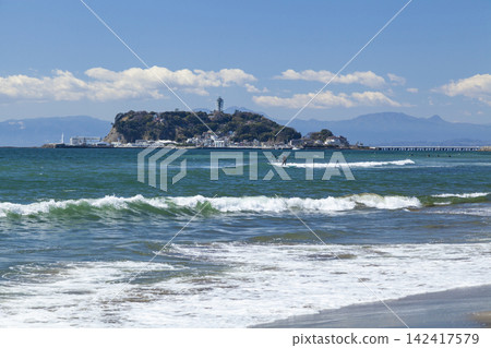 湘南七里濱、江之島和衝浪者 湘南七里濱、江之島和衝浪者 142417579