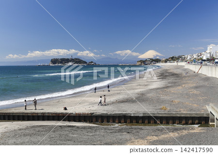 Shonan Shichirigahama: A spectacular view of Enoshima, Mt. Fuji, and the sea. Shonan Shichirigahama: A spectacular view of Enoshima, Mt. Fuji, and the sea. 142417590