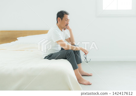 中年男性面臨與睡眠相關的問題 中年男性面臨與睡眠相關的問題 142417612