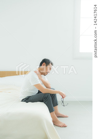 中年男性面臨與睡眠相關的問題 142417614