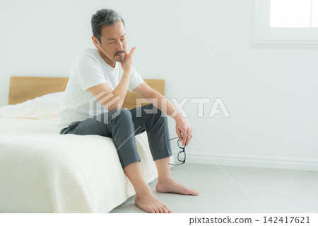 中年男性面臨與睡眠相關的問題 中年男性面臨與睡眠相關的問題 142417621