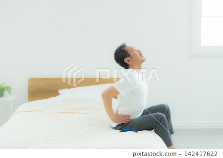 中年男性面臨與睡眠相關的問題 142417622