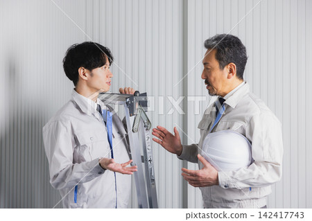 有頭盔的工人 142417743