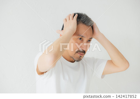 注重外表的中年男性 注重外表的中年男性 142417852