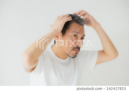 注重外表的中年男性 注重外表的中年男性 142417853