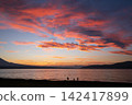 A deer standing by Lake Yamanaka and the setting sun 142417899