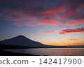 Evening scenery of Mount Fuji and Lake Yamanaka 142417900