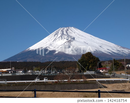 晴朗冬日,從伊豆高速公路眺望富士山。 晴朗冬日,從伊豆高速公路眺望富士山。 142418754