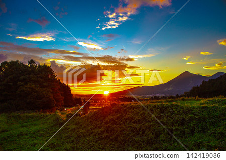 夕陽西下，萬代山沐浴在餘暉中。 142419086