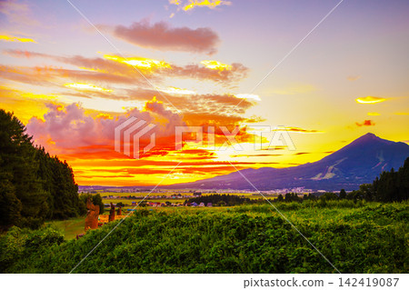 Mount Bandai bathed in the setting sun Mount Bandai bathed in the setting sun 142419087