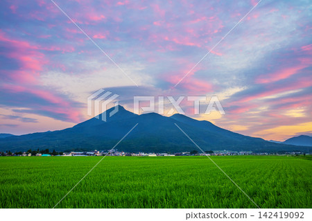 夏日夕陽染紅的磐梯山 142419092
