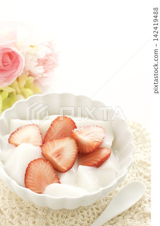 草莓杏仁豆腐 草莓杏仁豆腐 142419488