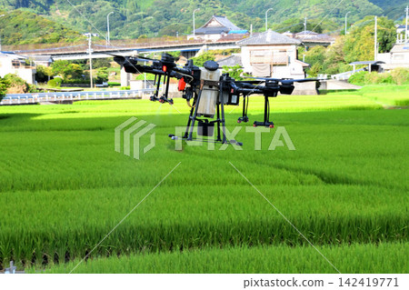 無人機噴灑農藥 無人機噴灑農藥 142419771