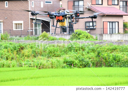 無人機噴灑農藥 無人機噴灑農藥 142419777