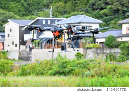 無人機噴灑農藥 無人機噴灑農藥 142419778