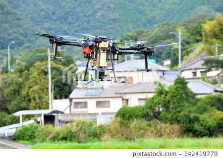 無人機噴灑農藥 無人機噴灑農藥 142419779
