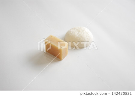 白色背景上的肥皂和魔芋用於臉部清潔 白色背景上的肥皂和魔芋用於臉部清潔 142420821