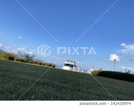 秋日的藍天和船隻 秋日的藍天和船隻 142420974