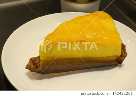 芒果慕斯蛋糕,盛於白色盤中 芒果慕斯蛋糕,盛於白色盤中 142421201