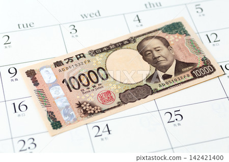 10,000 yen and a calendar 10,000 yen and a calendar 142421400