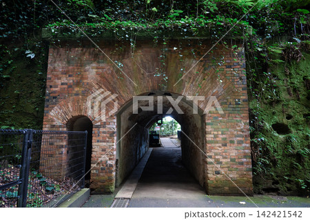 猿島,一座無人居住的島嶼,以前曾是軍事要塞。 猿島,一座無人居住的島嶼,以前曾是軍事要塞。 142421542
